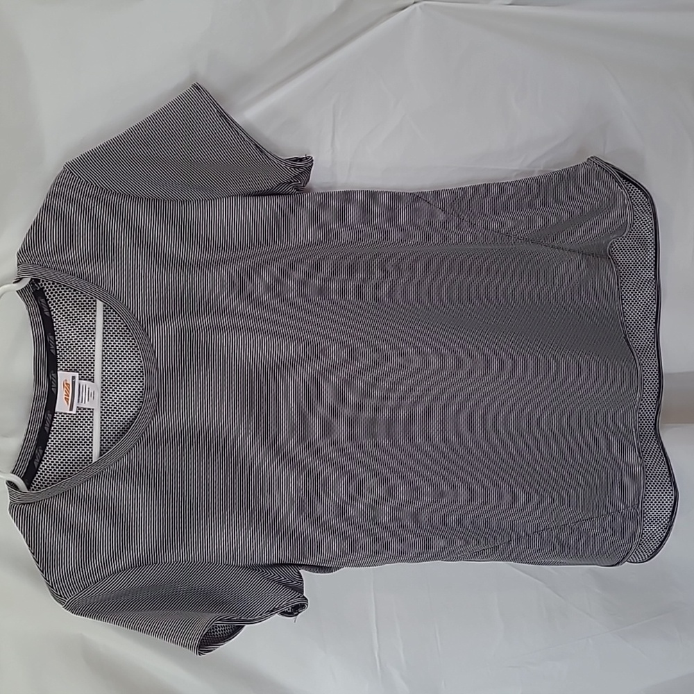 Black and White Avia workout t-shirt size large